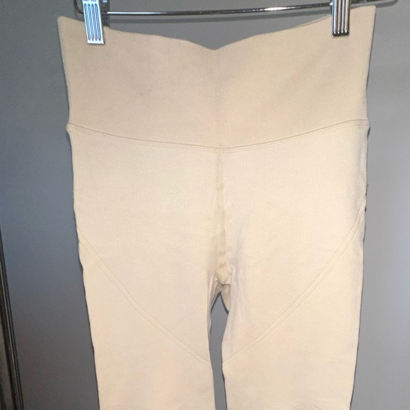 Aerie Offline Workout Set - Picture 3 of 7